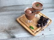 Una foto de mousse de chocolate