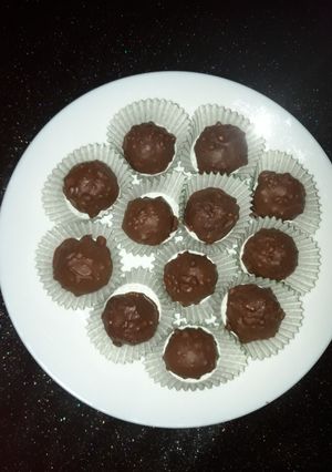صورة لوصفة حلوة فيريرو روشيه(حلوة دون طهي وغير مكلفة)