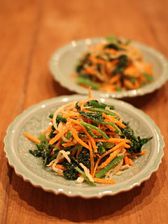 和風芝麻涼拌菜(切干大根とほうれん草ごま和え) 的食譜成品照片