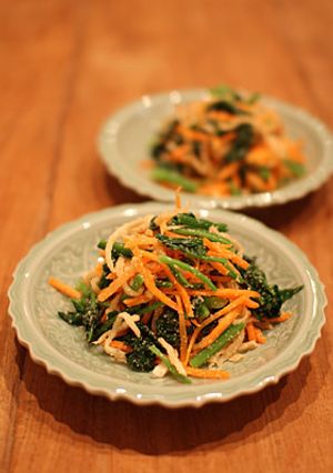 和風芝麻涼拌菜（切干大根とほうれん草ごま和え） 的食譜成品照片