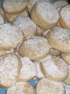 Una foto de Scons dulces con ralladura y azúcar impalpable