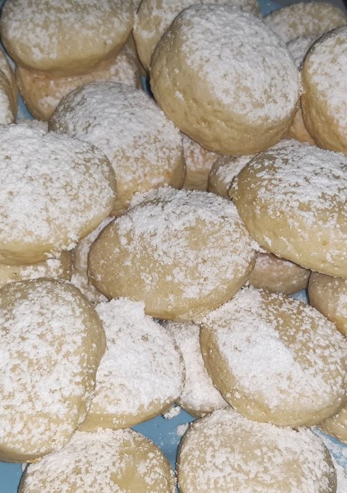 Una foto de Scons dulces con ralladura y azúcar impalpable