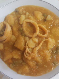 Una foto de Guiso de calamares con patatas