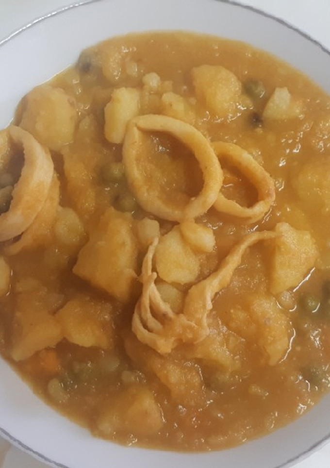 Una foto de Guiso de calamares con patatas
