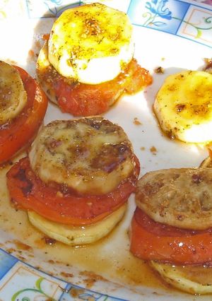 Una foto de Berenjena, tomate y zuchini asados