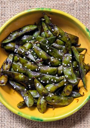 Una foto de Edamames enchilados 🫛 Vainas de soja verde con chile jalapeño 🌶️ y sal al Malbec 🍷