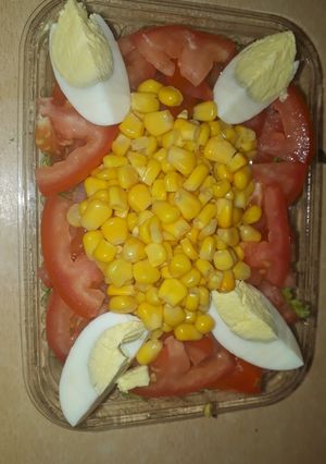 Una foto de Ensalada de lechuga, tomate, choclo y huevo