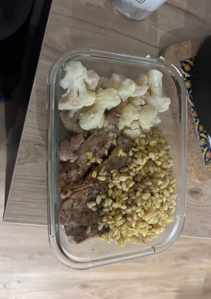 Une photo de Côtelettes d'Agneau avec Chou-Fleur et Blé