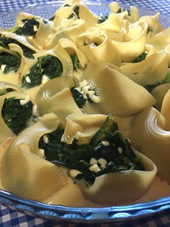 Una foto de Lumaconi con espinacas y requesón