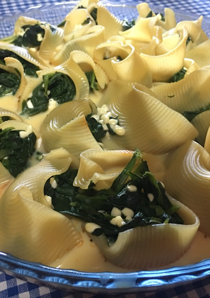 Una foto de Lumaconi con espinacas y requesón
