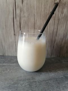 Une photo de Milkshake banane à la glace vanille
