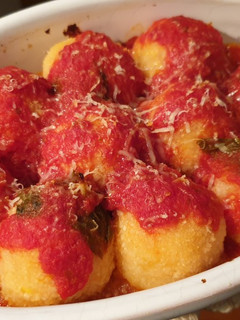 Foto di Polpette di patate e mais al sugo senza uova