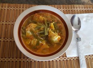 Una foto de Huevo con nopales en salsa de jitomates cocidos