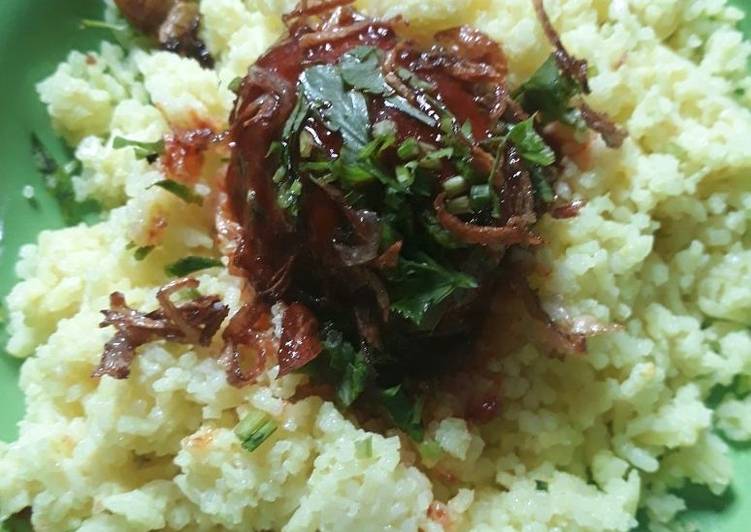 Nasi kuning telor masak habang