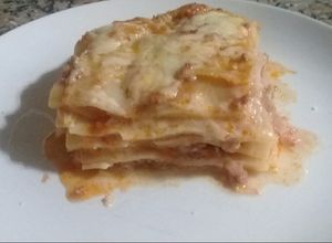 Una foto de Lasagna de carne picada con paleta y queso