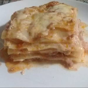 Lasagna de carne picada con paleta y queso