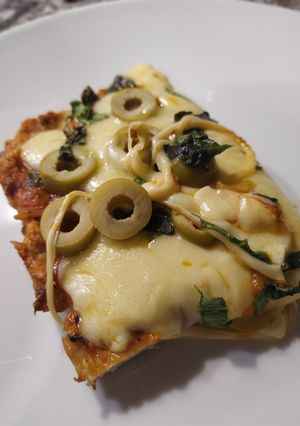 Una foto de Pizza con masa de pollo. PIZZA KETO 🍕