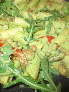 Una foto de Pasta con pesto de cilandro, verduras y rúcula enriquecida con Agua de Mar