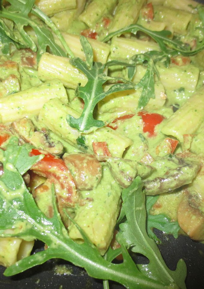 Una foto de Pasta con pesto de cilandro, verduras y rúcula enriquecida con Agua de Mar