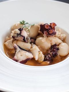 Una foto de Fabes con pulpo