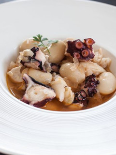 Una foto de Fabes con pulpo