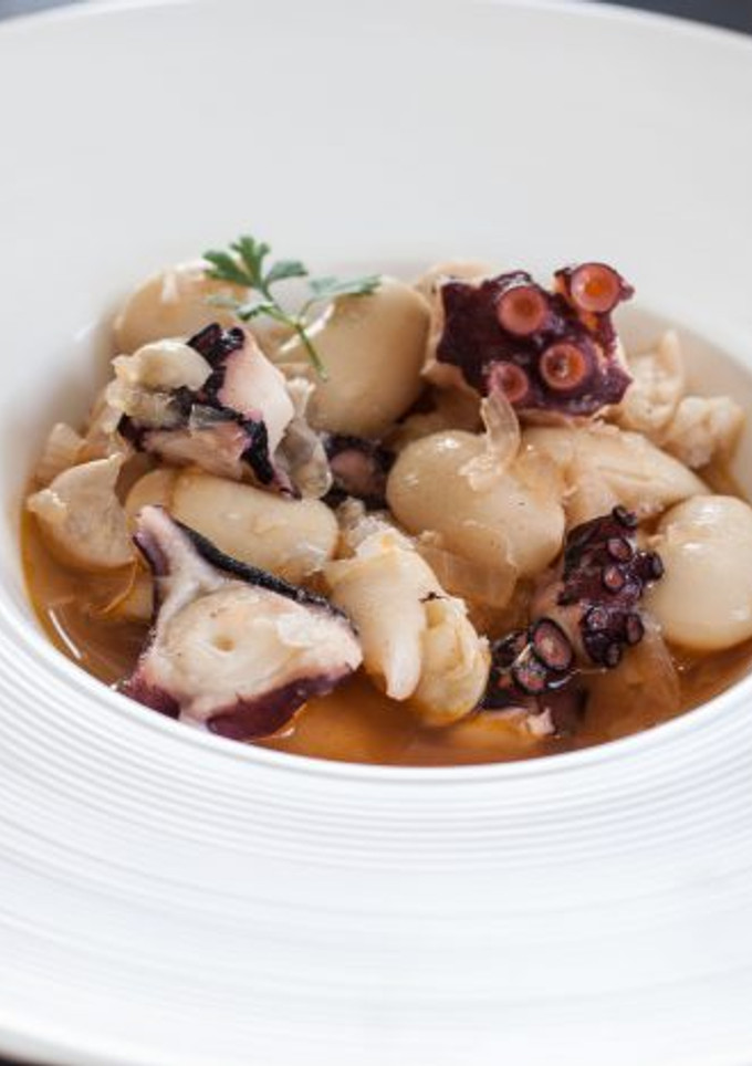 Una foto de Fabes con pulpo