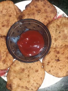 आलू की मसाले वाली पूरी (aloo ki masale wali poori recipe in Hindi) रेसिपी मुख्य फोटो
