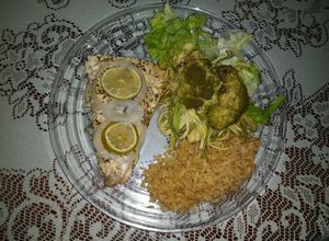Una foto de Salmón con tomillo y limón con un toque de salsa magui