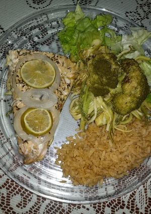 Una foto de Salmón con tomillo y limón con un toque de salsa magui