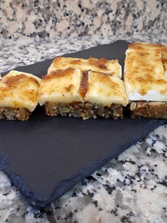 Una foto de Tostas de queso brie con mermelada