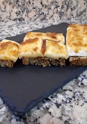 Una foto de Tostas de queso brie con mermelada