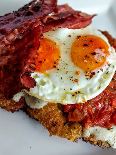 Una foto de MILANESA a🐎Caballo con Hogao Colombiano y Tocineta🥓...!