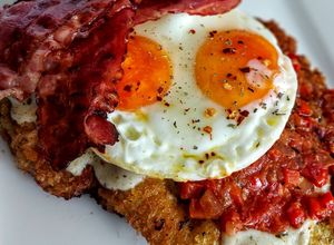 Una foto de MILANESA a🐎Caballo con Hogao Colombiano y Tocineta🥓...!