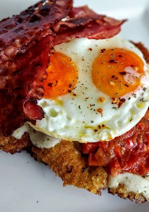 Una foto de MILANESA a🐎Caballo con Hogao Colombiano y Tocineta🥓...!