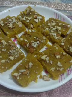 बेसन की बर्फी (Besan ki barfi recipe in Hindi) रेसिपी मुख्य फोटो
