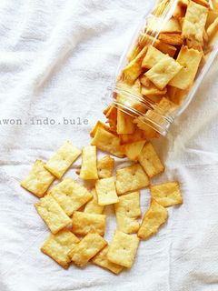 A picture of Cheese Crackers.