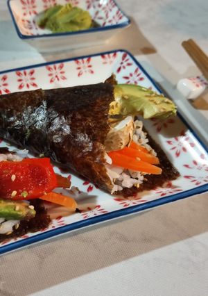 Una foto de Temaki sushi de festejo