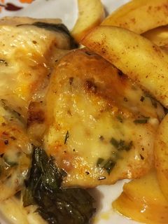 Mozzarellás bazsalikomos csirkemell, mézes sült almával recept fotója