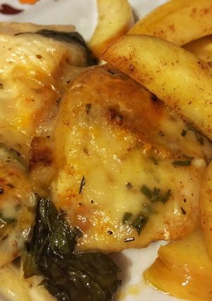 Mozzarellás bazsalikomos csirkemell, mézes sült almával recept fotója