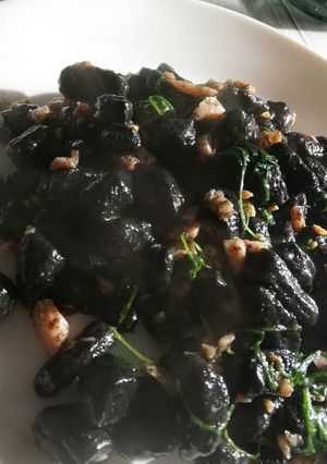 Foto di Gnocchetti al nero di seppia con burro, salmone e rucola
