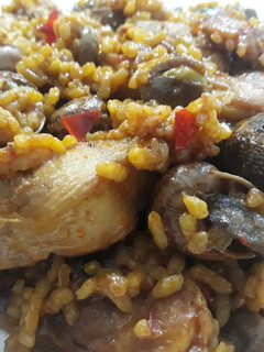 Una foto de Arroz con pollo, conejo y caracoles