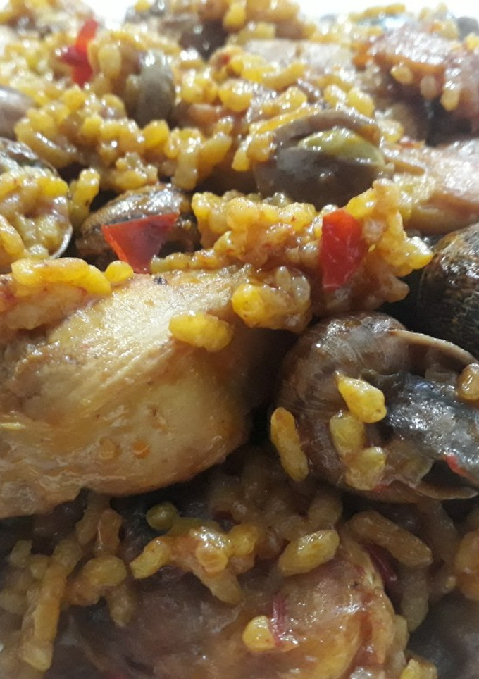 Una foto de Arroz con pollo, conejo y caracoles