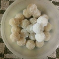 A picture of Nariyal ke ladoo.
