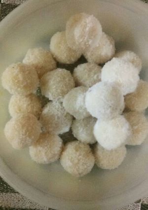 A picture of Nariyal ke ladoo.