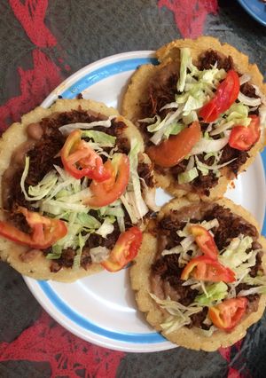 Una foto de Charolas con frijoles y chilorio