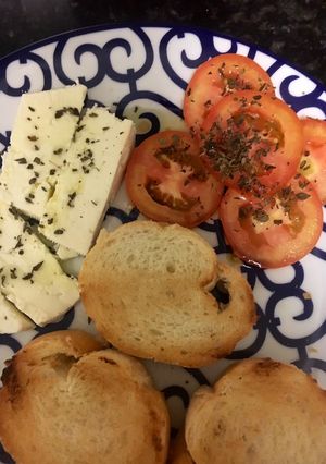 Una foto de Pan con queso 🧀 y tomate 🍅