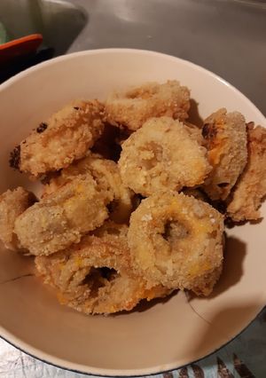 Una foto de Aros de cebolla con panceta y cheddar