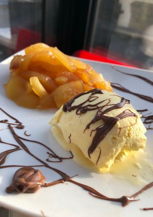 Une photo de Pommes poêlé et glace à la vanille