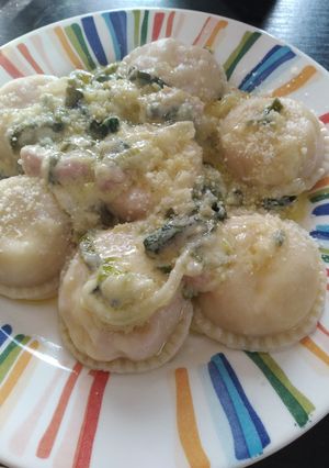 Una foto de Sorrentinos caseros a la crema con puerro y cebolla de verdeo