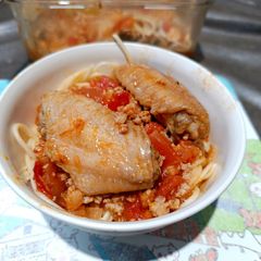 Bolognese spaghetti with Honey Chicken Wings (蜜糖雞翼肉酱意粉) A picture of Bolognese spaghetti with Honey Chicken Wings (蜜糖雞翼肉酱意粉).